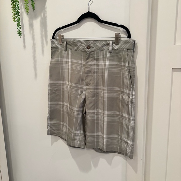 Ping Men’s Golf Shorts Size 34 Plaid Grey and White Design 10 inch Inseam - Picture 2 of 8